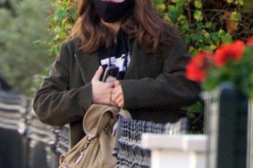 Ojeleri ile dikkat çeken Elizabeth Hurley'in oğlu, objektiflere tak...