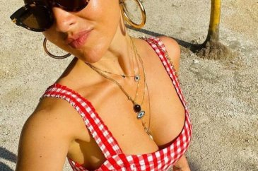 Hadise'nin İtalya pozları dikkat çekti!