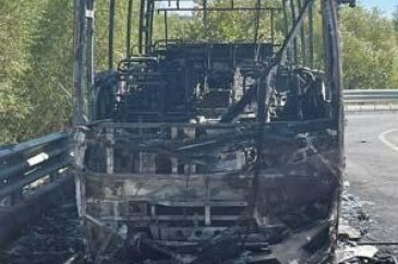 Rus turistleri taşıyan midibüs alev aldı!