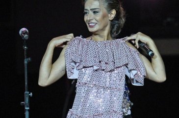 Yıldız Tilbe esprileriyle Harbiye'yi kahkahaya boğdu!
