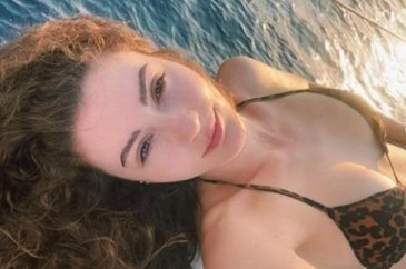 Burcu Özberk iddialı kıyafetiyle dikkat çekti!