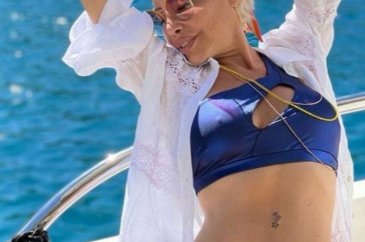 Linet'in dikkat çeken 'göbek' detayı!