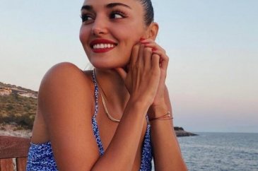 Hande Erçel pozlarıyla tam not aldı