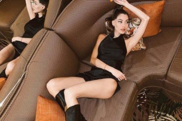 Dilan Çiçek Deniz, derin yırtmaçlı elbisesiyle dikkat çekti