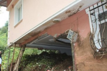 Heyelandan evin çökmemesi için demir ve odun kullanarak önlem