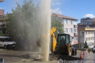 Çalışma yapıldığı sırada iş makinesi su borusunu patlattı