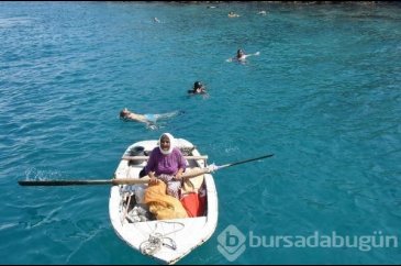 82 yaşında ekmek parasını denizden ve doğadan çıkarıyor...