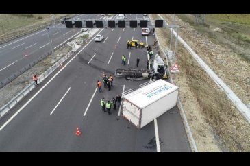 Marmara Otoyolu'nda taksiyle kamyonet kafa kafaya çarpıştı!