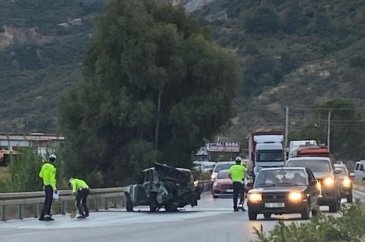 Aydın'ın Söke ilçesinde Minibüs ve kamyonet ile çarpışan otomobil a...