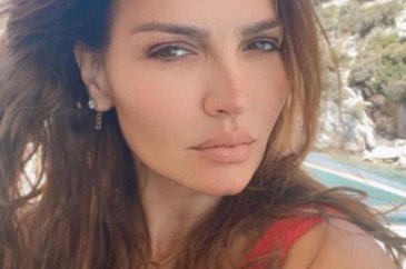 Ebru Akel sevgilisiyle el ele objektiflere yakalandı