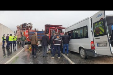 Servis minibüsüyle kamyonet çarpıştı