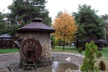 Sivas'ta "Hobbit Evleri"nin de bulunduğu mesire alanında sonbahar g...