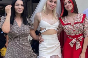 Aleyna Tilki'nin annesi cesur elbisesiyle dikkat çekti