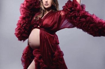 Meryem Uzerli'den küvette çıplak poz!