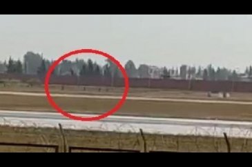 Adana Havalimanı'nda bir grup piste inen uçağın önüne çıktı
