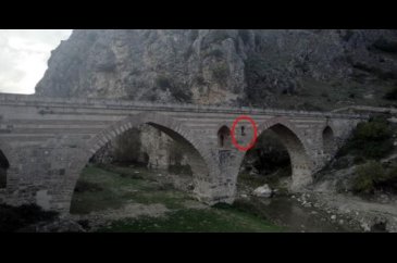 Tarihi köprüde ilginç detay! Üstünden geçenler böyle bir şeyin varl...