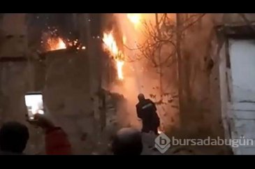 Ankara'da 2 katlı ahşap ev  küle döndü...