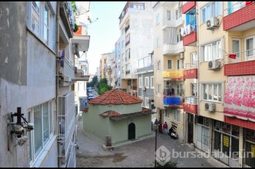 Sokağı ikiye bölen türbe görenleri şaşkına çeviriyor