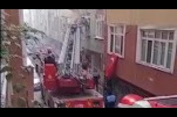 Bağcılar'da 4 katlı binada yangın!
