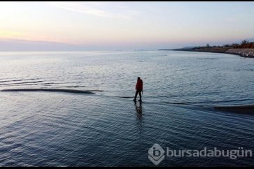 İnanması güç görüntüler! Van Gölü'nün üzerinde yürüdüler
