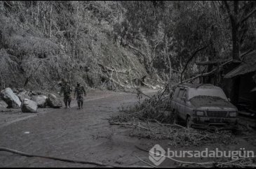 Endonezya'da Semeru yanardağı patladı: 14 kişi öldü onlarca köy boş...