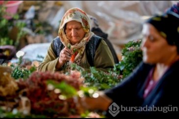Antalya'da kadınlar Avrupa'ya Noel çelengi hazırlıyor
