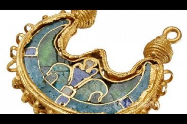 Danimarka'da Vikinglerden kalma altın küpe bulundu