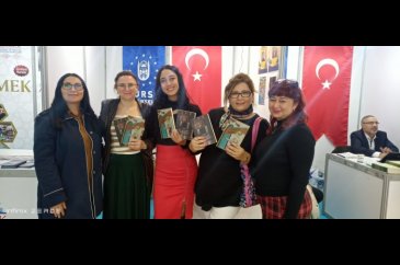 Bursa'da kitaplarını okurları için imzaladılar