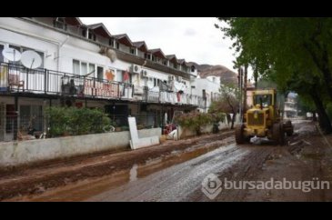 Sağanak sonrası sokaklar 200 kamyon balçıktan temizlendi
