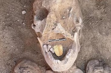 Arkeologlar, 2500 yıllık mumyaların ağzını açınca donup kaldı