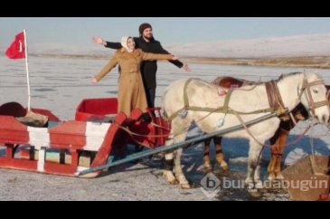 Çıldır Gölü'nün üzerinde atlı kızak turu...
