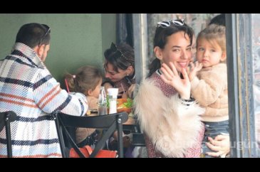 Seda Bakan kızıyla gazetecilere el salladı
