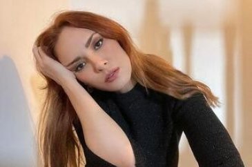 Mine Tugay cesur elbisesiyle dikkat çekti
