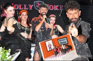 Mehmet Çevik doğum gününü sahnede kutladı