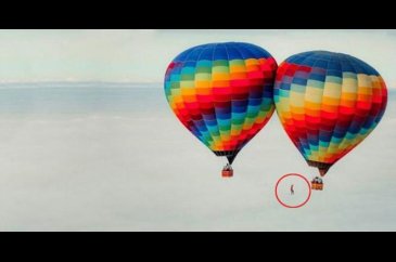 İki balon arasında, incecik ip üzerinde yürüyerek dünyanın en zor r...