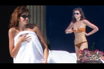 Cindy Crawford'un kızı Kaia Gerber plajda  dikkatleri üzerine çekti
