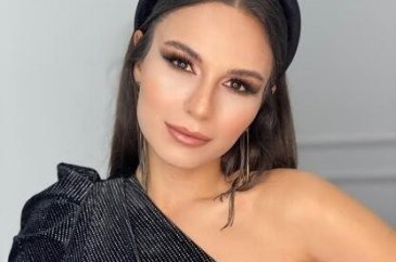 Selin Yeninci küvette poz verdi