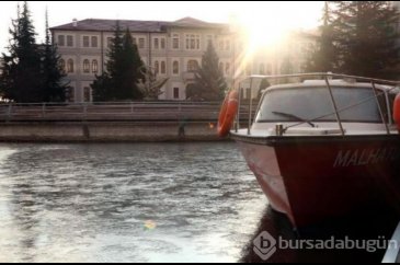 Eskişehir'de Porsuk Çayı buz tuttu
