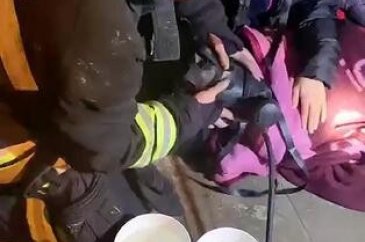 Çocuklara kendi oksijen maskesini takan itfaiyeci kalp krizi geçirdi
