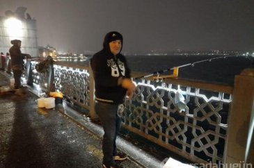 İstanbul'da kar yağışına rağmen Galata Köprüsünde balık tuttular
