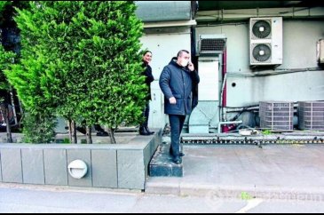 Hülya Avşar arka kapıdan kaçtı
