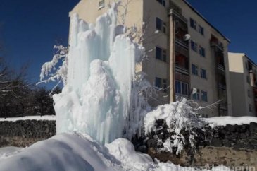 Fışkıran su 'buz dağı' oluşturdu...