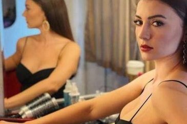 Burcu Özberk'ten havuz başı paylaşımı
