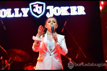 Merve Özbey'den muhteşem gece