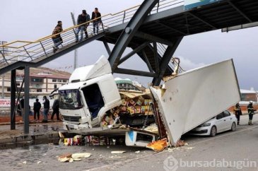 TIR dorsesi otomobilin üzerine devrildi!