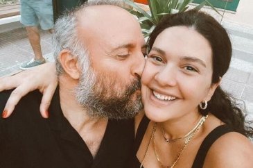 Bergüzar Korel ve Halit Ergenç toplu taşıma aracına bindi