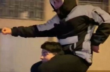 Omzunda taşıdığı arkadaşıyla motosiklet sürmüştü!