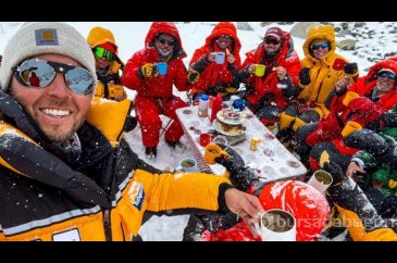 Everest'in zirvesinde çay partisi yapan dağcılar Guinness Rekorlar ...