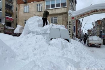 Karadeniz'de kar esareti: Araçlar kayboldu, evlerin girişleri kapandı