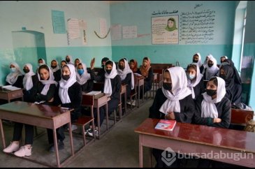 Taliban kızlara okulları birkaç saatliğine açıp tekrar kapattı
